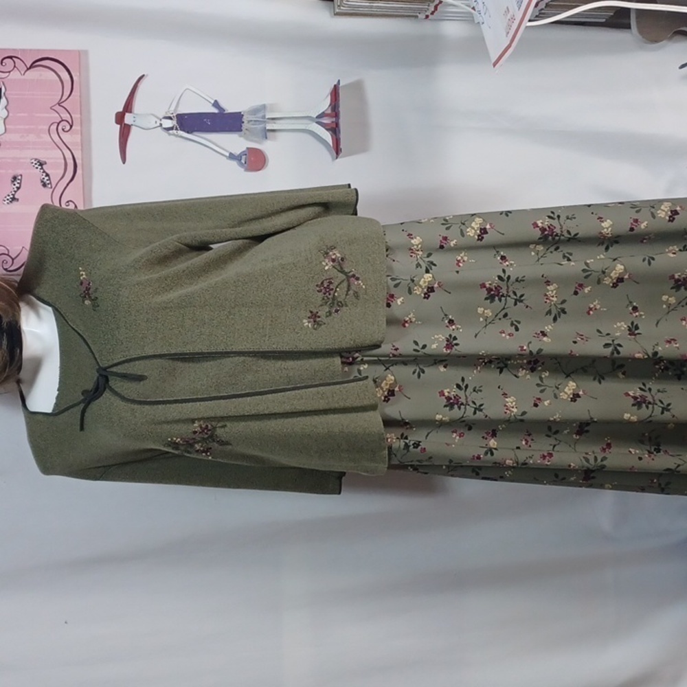 KORET 3PIECE OUTFIT SIZE 14 in a beautiful olive green skirt slacks sweater